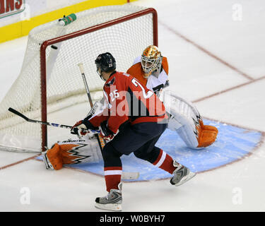 Washington Capitals linken Flügel Viktor Kozlov (25) von Russland Kerben das Siegtor in einem shootout gegen die Philadelphia Flyers goalie Martin Biron (43) am 6. Januar 2009 im Verizon Center in Washington, D.C. Die Hauptstädte der Flyer 2-1 in einem shootout besiegt. (UPI Foto/Mark Goldman) Stockfoto