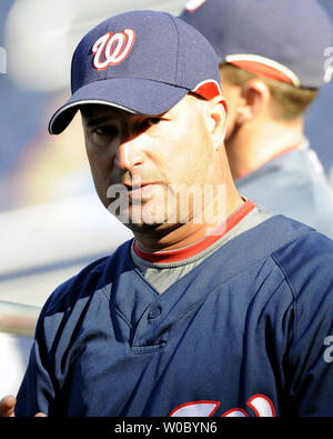 Washington Nationals Manager Manny Acta nimmt das Feld vor dem Spiel gegen die Baltimore Orioles an den Angehörigen Park in Washington am 4. April 2009 im letzten Frühling Training Spiel vor der öffnung Tag. (UPI Foto/Mark Goldman) Stockfoto