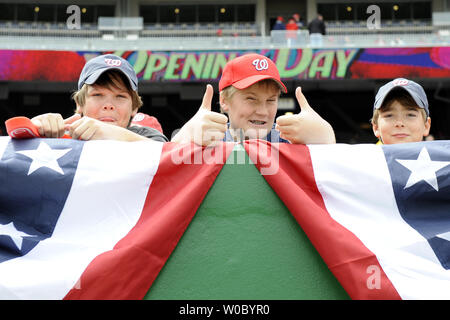 Davis, Jack Camalier Olroff, Toby Camalier von Washington, DC nehmen an der öffnung Tag Spiel zwischen den Philadelphia Phillies und der Washington Nationals an den Angehörigen Park in Washington am 13. April 2009, am Tag der Eröffnung. (UPI Foto/Mark Goldman) Stockfoto