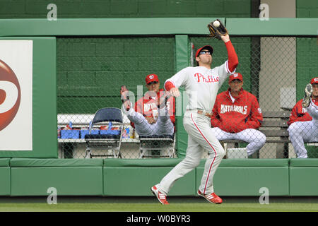Philadelphia Phillies rechter Feldspieler Jayson Werth (28) macht eine laufende fangen auf einer Kugel durch Washington Staatsangehörige dritter Basisspieler Ryan Zimmerman im 1. Inning schlug an den Angehörigen Park in Washington am 13. April 2009 zur Eröffnung. (UPI Foto/Mark Goldman) Stockfoto