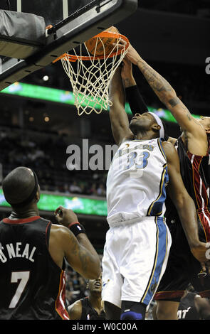 Washington Wizards Zentrum Brendan Haywood (33) Dunks, den Ball in der 1. Hälfte gegen Miami Heat, Michael Beasley (30) Verizon Center in Washington, D.C. am 4. November 2009. UPI/Mark Goldman Stockfoto