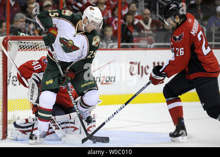 Minnesota Wild linken Flügel Andrew Brunette(15) Brände ein Machtspiel gegen die Verteidigung der Washington Capitals defenseman Shaone Morrisonn (26) im 1. Zeitraum im Verizon Center in Washington erschossen am 13. November 2009. UPI/Mark Goldman Stockfoto