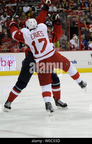 Washington Capitals defenseman Shaone Morrisonn (26) Zugriffe Detroit Red Wings rechten Flügel Patrick Eaves (17) im 1. Zeitraum im Verizon Center in Washington am 19. Januar 2010. UPI/Mark Goldman Stockfoto