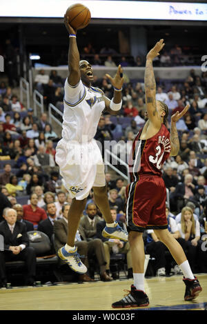 Washington Wizards forward Antawn Jamison (4) Kerben im 2. Quartal gegen Miami Heat, Michael Beasley (30) Verizon Center in Washington, D.C. am 22. Januar 2010. UPI/Mark Goldman Stockfoto
