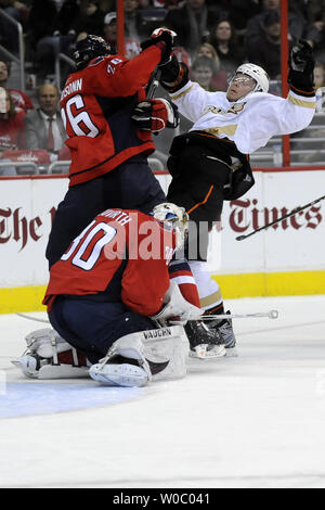 Anaheim Ducks Zentrum Saku Koivu (11) von Finnland nach dem Feuern einen Schuß auf Ziel gegen Michal Neuvirth (30) im 1. Zeitraum im Verizon Center in Washington am 27. Januar 2010 getroffen wird durch die Washington Capitals defenseman Shaone Morrisonn (26). UPI/Mark Goldman Stockfoto