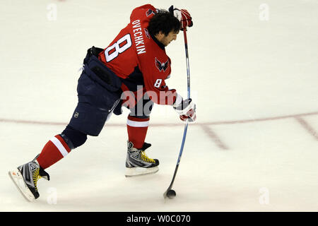 Washington Capitals linken Flügel Alex Ovechkin (8) nach dem Aufwärmen vor dem Spiel gegen die Boston Bruins im Verizon Center in Washington am 11. April 2010. UPI/Mark Goldman Stockfoto