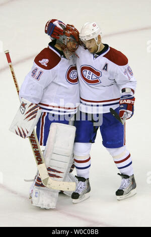 Montreal Canadiens goalie Jaroslav kahle Gebirge (41) gratuliert durch Verteidiger Andrei Markov (79) Nachdem die Canadiens die Washington Capitals 2-1 in der Eastern Conference besiegte im Viertelfinale im Verizon Center in Washington am 23. April 2010. UPI/Mark Goldman Stockfoto