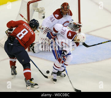 Washington Capitals linken Flügel Alex Ovechkin (8) hat seinen Schuss gestoppt durch Montreal Canadiens defenseman Andrei Markov (79) und Torwart Jaroslav Ebene (41) im 3. Zeitraum in der Eastern Conference Viertelfinale im Verizon Center in Washington am 23. April 2010. Die Montreal Canadiens besiegten die Washington Capitals 2-1 der Reihe, die nach Montreal zu senden. UPI/Mark Goldman Stockfoto