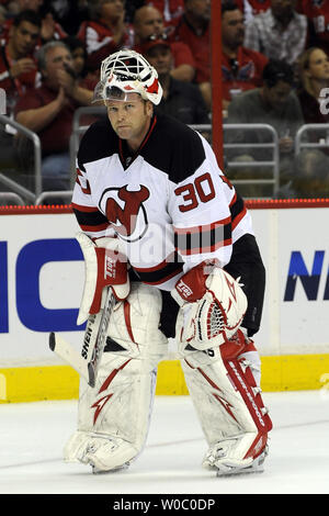 New Jersey Devils goalie Martin Brodeur (30), die in Aktion gegen die Washington Capital im 1. Zeitraum im Verizon Center in Washington am 9. Oktober 2010. UPI/Mark Goldman Stockfoto