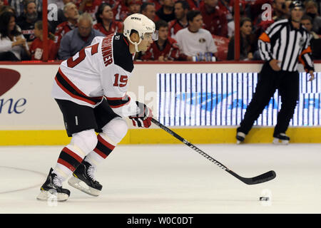 New Jersey Devils rechten Flügel Jamie Langenbrunner(15) Schlittschuhe gegen die Washington Capitals im 1. Zeitraum im Verizon Center in Washington am 9. Oktober 2010. UPI/Mark Goldman Stockfoto