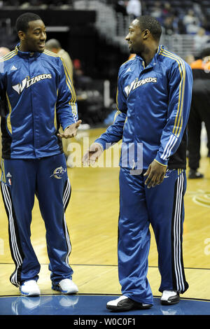 Washington Wizards Point Guard John Wall (L) Gespräche mit Assistenten Point Guard Gilbert Arenas (R) vor dem Spiel gegen die Charlotte Bobcats im Verizon Center in Washington, D.C. am 12. November 2010. UPI/Mark Goldman Stockfoto