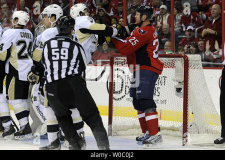 Pittsburgh Penguins defenseman Paul Martin (7) schiebt Washington Capitals linken Flügel Jason Chimera (25) im 1. Zeitraum im Verizon Center in Washington am 6. Februar 2011. UPI/Mark Goldman Stockfoto