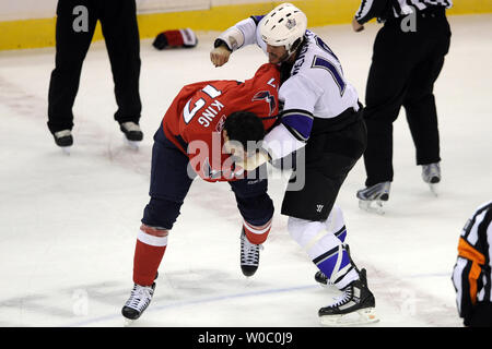 Los Angeles Kings rechten Flügel Kevin Westgarth (19) Zugriffe Washington Capitals rechten Flügel K. König (17) im 1. Zeitraum im Verizon Center in Washington am 12. Februar 2011. UPI/Mark Goldman Stockfoto