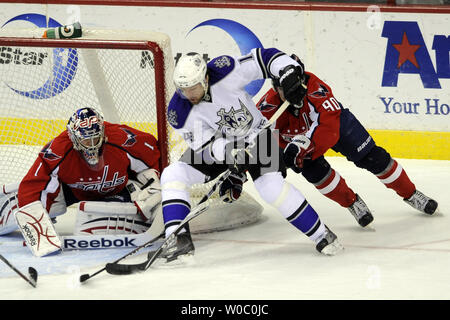 Washington Capitals goalie Semyon Varlamov (1) Macht ein Speichern auf einer Aufnahme des Los Angeles Kings rechten Flügel Justin Williams (14) im 1. Zeitraum im Verizon Center in Washington am 12. Februar 2011. UPI/Mark Goldman Stockfoto