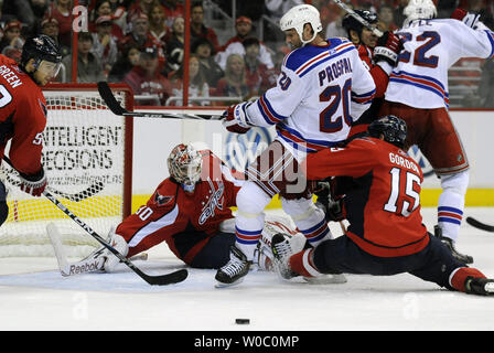 Washington Capitals goalie Michal Neuvirth (30) Macht einen auf einer Aufnahme des New York Rangers speichern center Vaclav Prospal(20) Während der dritten Periode im Verizon Center in Washington am 15. April 2011 im zweiten Spiel der Eastern Conference Endspiele. Die Washington Capitals besiegten die New York Rangers 2-0. UPI/Mark Goldman Stockfoto