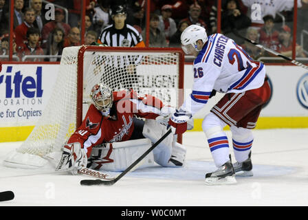 Washington Capitals goalie Michal Neuvirth (30) Macht ein Speichern auf Schuß durch New York Rangers center Erik Christensen (26) während der dritten Periode im Verizon Center in Washington am 15. April 2011 im zweiten Spiel der Eastern Conference Endspiele. Die Washington Capitals besiegten die New York Rangers 2-0. UPI/Mark Goldman Stockfoto