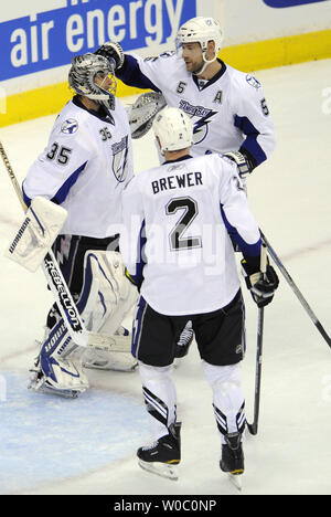 Tampa Bay Lightning goalie Dwayne Roloson (35) gratuliert von Tampa Bay Lightning Verteidiger Mattias Ohlund(5) nach dem Spiel gegen die Washington Capitals im Verizon Center in Washington am 29. April 2011 im ersten Spiel der NHL Eastern Conference Halbfinale. Die Tampa Bay Lightning besiegten die Washington Capitals 4-2. UPI/Mark Goldman Stockfoto