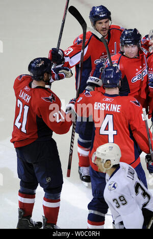 Washington Capitals center Brooks Laich (21) gratuliert durch Verteidiger John erskine (4) und Kapitelle Mitte Nicklas Backstrom (R) nach seinem Ziel in der zweiten Periode gegen die Tampa Bay Lightning im Verizon Center in Washington am 1. Mai 2011 Im zweiten Spiel der NHL Eastern Conference Halbfinale. UPI/Mark Goldman Stockfoto