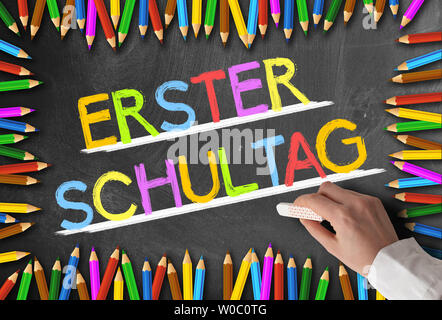 Bunte Wörter erster Schultag, Deutsch für den ersten Tag in der Schule am Schwarzen Brett von Buntstifte eingerahmt geschrieben Stockfoto