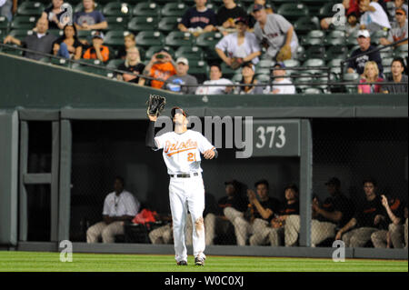 Baltimore Orioles rechter Feldspieler Nick Markakis (21) macht eine Verriegelung gegen die Boston Red Sox im 3. Inning in Orioles Park at Camden Yards, Baltimore am 27. September 2011. UPI/Mark Goldman Stockfoto