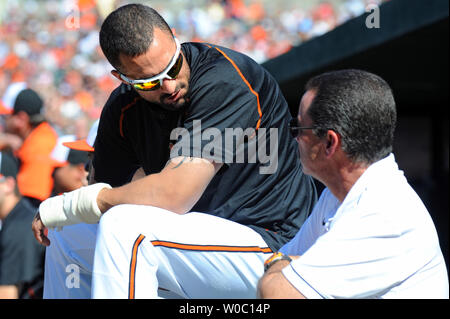 Baltimore Orioles rechter Feldspieler Nick Markakis (21) Gespräche mit Orioles trainer Richie Bancells während des Spiels gegen die New York Yankees im fünften Inning in Orioles Park at Camden Yards, Baltimore, Md. Am 9. September 2012. UPI/Mark Goldman Stockfoto