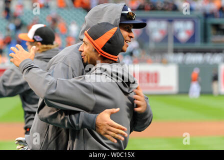 New York Yankees dritter Basisspieler Alex Rodriguez (L) Umarmungen Baltimore Orioles Second Baseman Brian Roberts (R) an der Orioles Park at Camden Yards, Baltimore, Maryland am 7. Oktober 2012 vor dem ersten Spiel der American League Division Series gegen die New York Yankees. UPI/Mark Goldman Stockfoto