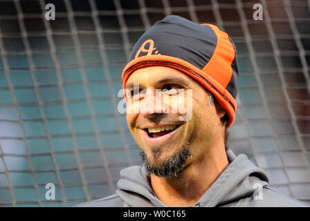 Baltimore Orioles Second Baseman Brian Roberts erwärmt sich bei Orioles Park at Camden Yards, Baltimore, Maryland am 7. Oktober 2012 vor dem ersten Spiel der American League Division Series gegen die New York Yankees. UPI/Mark Goldman Stockfoto