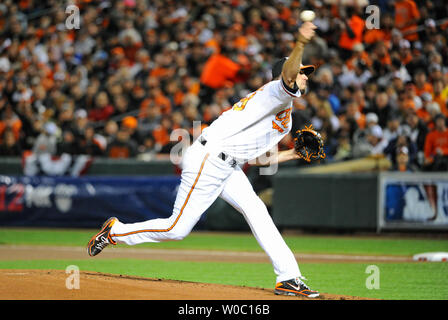 Baltimore Orioles Krug Jason Hammel (39) Plätze gegen die New York Yankees im 1. Inning in Orioles Park at Camden Yards, Baltimore, Maryland am 7. Oktober 2012 im ersten Spiel der American League Division Series. UPI/Mark Goldman Stockfoto