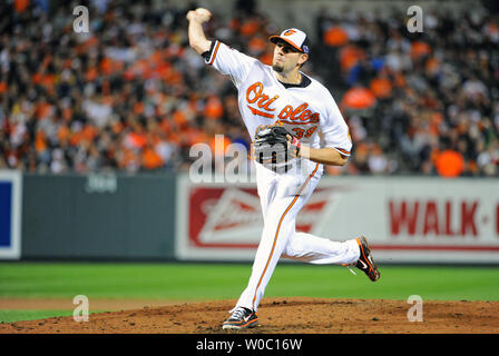Baltimore Orioles Krug Jason Hammel (39) Plätze gegen die New York Yankees im dritten Inning in Orioles Park at Camden Yards, Baltimore, Maryland am 7. Oktober 2012 im ersten Spiel der American League Division Series. UPI/Mark Goldman Stockfoto