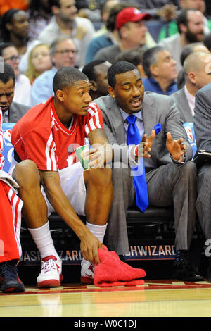 Washington Wizards Shooting Guard Bradley Beal (L) Hört sich Washington Wizards Point Guard John Wand (R) während des Spiels gegen die Boston Celtics in der ersten Hälfte im Verizon Center in Washington, D.C. am 3. November 2012 in Den Assistenten home Opener. UPI/Mark Goldman Stockfoto