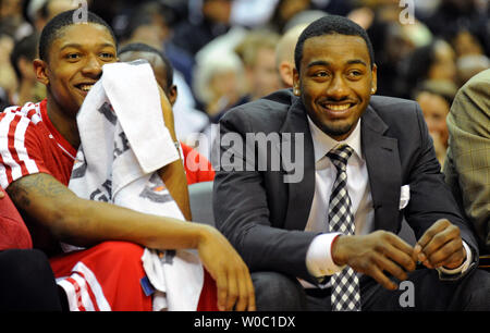 Washington Wizards Shooting Guard Bradley Beal (L) sitzt mit Assistenten guard John Wand (R) in der ersten Hälfte des Spiels gegen die Charlotte Bobcats im Verizon Center in Washington, D.C. am 23. November 2012. UPI/Mark Goldman Stockfoto