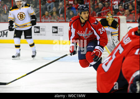 Washington Capitals linken Flügel Aaron Volpatti (24) Schlittschuhe gegen die Boston Bruins in der ersten Periode im Verizon Center in Washington, D.C. am 5. März 2013. UPI/Mark Goldman Stockfoto