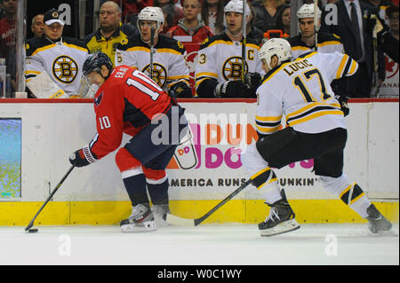 Washington Capitals linken Flügel Martin Erat(10) Schlittschuhe gegen Boston Bruins linken Flügel Milan Lucic (17) in der ersten Periode im Verizon Center in Washington, D.C. am 27. April 2013. UPI/Mark Goldman Stockfoto
