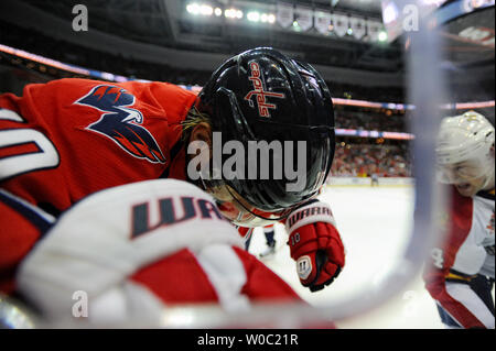 Washington Capitals linken Flügel Martin Erat (10) kämpft für eine lose Puck gegen die Bretter gegen die Florida Panthers in der ersten Periode im Verizon Center in Washington, D.C. am 02 November, 2013. UPI/Mark Goldman Stockfoto