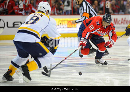 Washington Capitals linken Flügel Martin Erat (10) arbeitet der Puck gegen Nashville Predators Verteidiger Kevin Klein (8) in der ersten Periode im Verizon Center in Washington, D.C. am 7. Dezember 2013. UPI/Mark Goldman Stockfoto