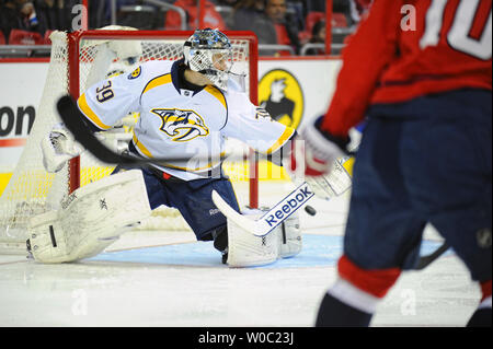 Nashville Predators goalie Marek Mazanec (39) Macht in der ersten Periode im Verizon Center in Washington, D.C. am 7. Dezember 2013 Ein speichern Auf gegen die Washington Capitals Schuß linken Flügel Martin Erat(10). UPI/Mark Goldman Stockfoto