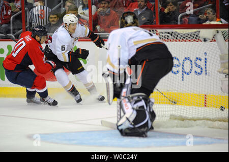 Anaheim Ducks defenseman Ben Lovejoy (6) funktioniert das Board gegen die Washington Capitals linken Flügel Martin Erat (10) in der ersten Periode im Verizon Center in Washington, D.C. am 23. Dezember 2013. UPI/Mark Goldman Stockfoto
