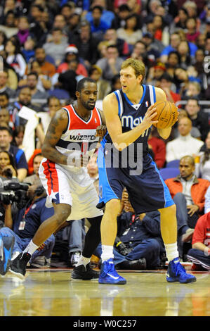 Power Forward der Dallas Mavericks Dirk Nowitzki (41) in den Warenkorb gegen Washington Wizards Small Forward Martell Webster (9) in der ersten Hälfte im Verizon Center in Washington, D.C. am 1. Januar 2014 hinausgeht. UPI/Mark Goldman Stockfoto