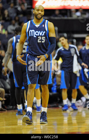 Dallas Mavericks Shooting Guard Vince Carter (25) Wörter mit der Schiedsrichter während des Spiels gegen die Washington Wizards in der ersten Hälfte im Verizon Center in Washington, D.C. am 1. Januar 2014. UPI/Mark Goldman Stockfoto