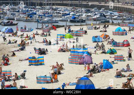 Lyme Regis, Dorset, Großbritannien. 27. Juni 2019. UK Wetter. Sonnenanbeter in Scharen zu den Strand im Badeort von Lyme Regis in Dorset ein Tag der klaren blauen Himmel zu genießen und die sengende Sonne. Foto: Graham Jagd-/Alamy leben Nachrichten Stockfoto