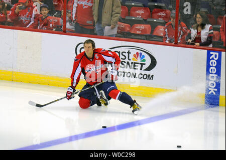 Washington Capitals rechten Flügel Alex Ovechkin (8) nach dem Aufwärmen vor dem Spiel gegen die New Jersey Devils im Verizon Center in Washington, D.C. vom 8. Februar 2014. UPI/Mark Goldman Stockfoto