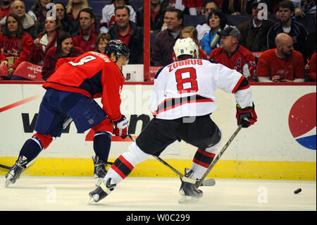Washington Capitals rechten Flügel Alex Ovechkin (8) Skates nach einem losen Kobold gegen die New Jersey Devils rechten Flügel Dainius Zubrus (8) in der ersten Periode im Verizon Center in Washington, D.C. vom 8. Februar 2014. UPI/Mark Goldman Stockfoto