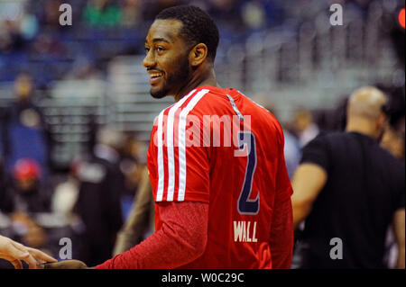 Washington Wizards Point Guard John Wall (2) Lächeln, als er sich im Verizon Center in Washington, D.C. am 18. Februar 2014 wärmt. UPI/Mark Goldman Stockfoto