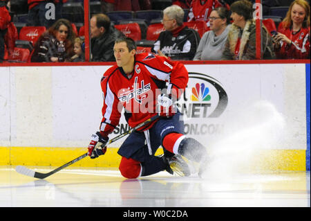Washington Capitals rechten Flügel Alex Ovechkin (8) erwärmt sich im Verizon Center in Washington, D.C. am 25. März 2014. UPI/Mark Goldman Stockfoto