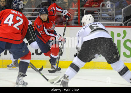 Washington Capitals rechten Flügel Eric Fehr (16) leitet den Puck gegen die Los Angeles Kings defenseman Jake Muzzin (6) in der ersten Periode im Verizon Center in Washington, D.C. am 25. März 2014. UPI/Mark Goldman Stockfoto