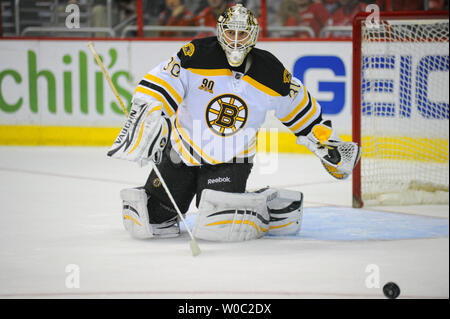 Boston Bruins goalie Chad Johnson (30) Macht ein Speichern von den Washington Capitals in der ersten Periode im Verizon Center in Washington, D.C. Schuß am 29. März 2014. UPI/Mark Goldman Stockfoto