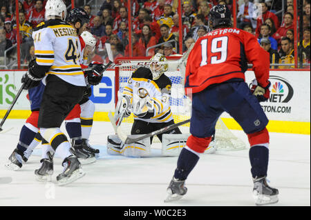Boston Bruins goalie Chad Johnson (30) Macht ein Speichern auf Schuß durch die Washington Capitals Zentrum Nicklas Backstrom (19) in der ersten Periode im Verizon Center in Washington, D.C. am 29. März 2014. UPI/Mark Goldman Stockfoto
