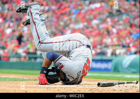 Atlanta Braves rechter Feldspieler Jason Heyward (22) fällt zu Boden, nachdem er von einer Tonhöhe von Washington Angehörigen des Kruges Jordanien Zimmermann (27) im dritten Inning an den Angehörigen Park in Washington, D.C. am 4. April 2014 in den Angehörigen öffnung Tag Spiel geschlagen werden. UPI/Mark Goldman Stockfoto