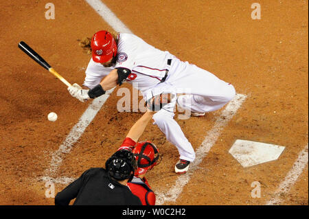 Washington Angehörigen rechter Feldspieler Jayson Werth (28) wird von einer Tonhöhe die Grundlagen gegen die Los Angeles Angels im vierten Inning an den Angehörigen Park in Washington, D.C. zu laden am 21. April 2014 getroffen. UPI/Mark Goldman Stockfoto