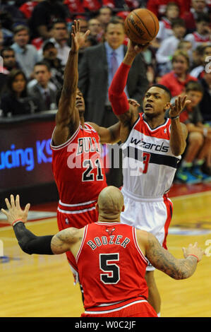 Washington Wizards guard Bradley Beal (3) Kerben gegen Chicago Bulls forward Carlos Boozer (5) Im vierten Spiel der Eastern Conference Viertelfinale im Verizon Center in Washington, D.C. am 27. April 2014. UPI/Mark Goldman Stockfoto